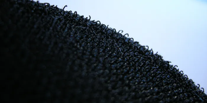 Extrem närbild på kardborrebaksidan på broderad patch.