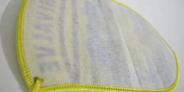 Brodyrpatch med baksidan förstärkt av vit non-woven vlieseline.