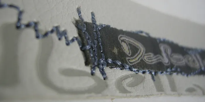 Elegant blandning av flera tekniker såsom broderat, vävt, tryckt och debossed vitt läder.