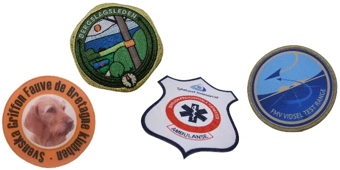 Tygmärken och patches av olika slag, såsom broderade, vävda, tryckta och hybridmärken.