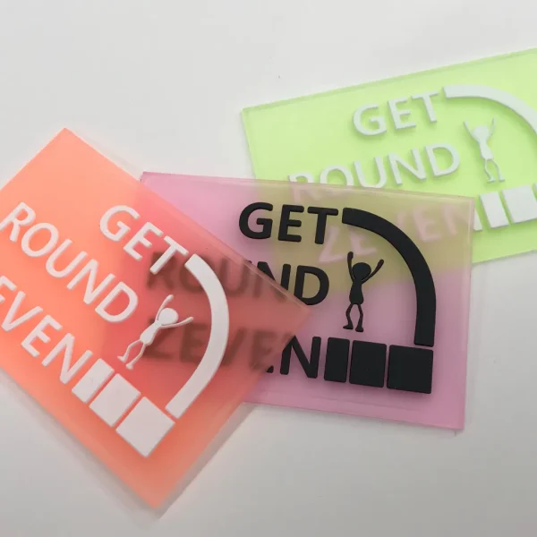Halvgenomskinliga färgglada PVC-märken med logotyp i tryckt relief.