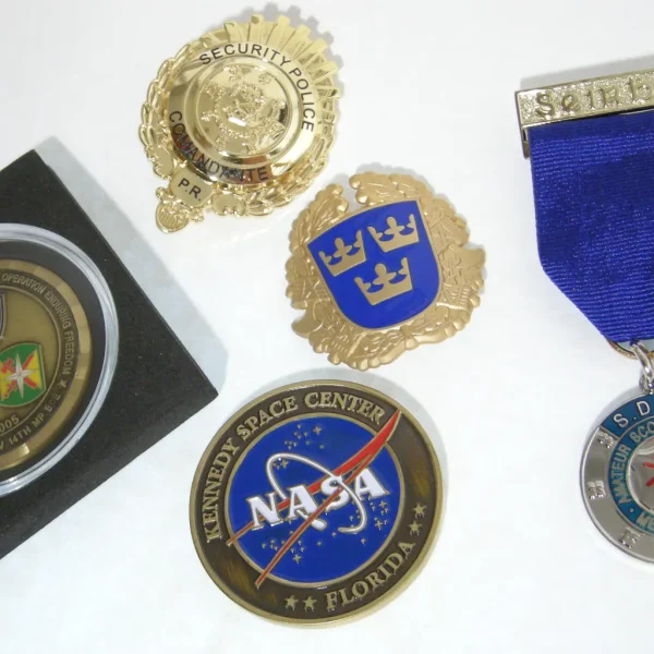 Diverse pins och medaljonger av metall med och utan emaljering och medaljband.